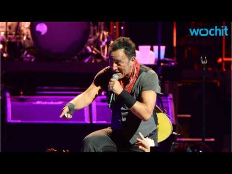 VIDEO : Bruce Springsteen Pays Tribute To Prince At Brooklyn Concert