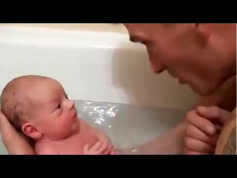 VIDEO : Le premier bain d'un bb et son pre : Un moment magique !