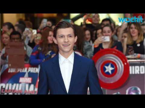 VIDEO : Tom Holland Differentiates His Spider-Man