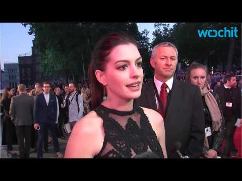 VIDEO : Anne Hathaway Pays 
