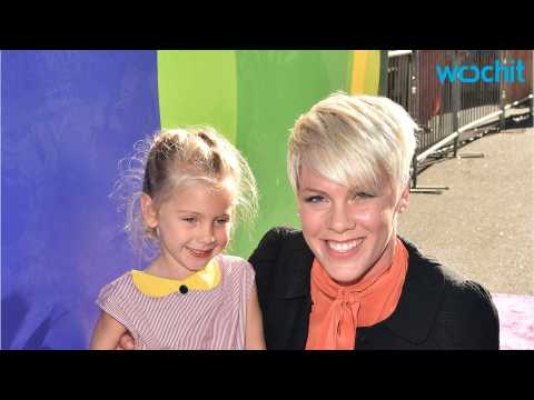 VIDEO : Pink's Daughter Is A Martian Fan