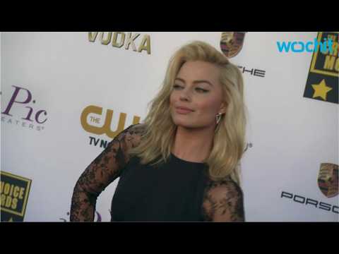 VIDEO : Margot Robbie Talks Self-Consciousness with Harley Quinn Costume