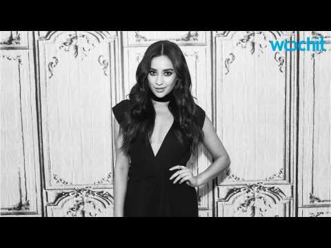 VIDEO : Shay Mitchell Loves 'The Bachelor'