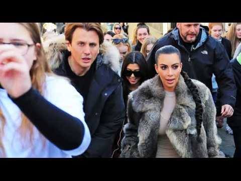 VIDEO : Kourtney et Kim Kardashian entourées de fans en Islande