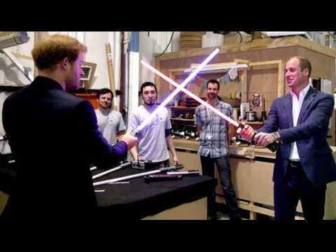 VIDEO : Les Princes William et Harry se rendent dans une galaxie bien, bien lointaine