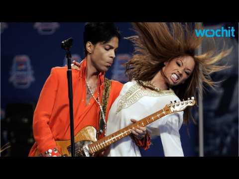 VIDEO : Prince Kicked Kim Kardashian Off Stage In 2011