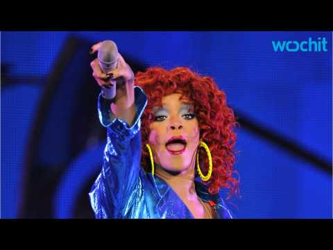 VIDEO : Rihanna pays tribute to Prince at her concert