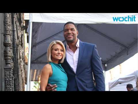 VIDEO : Drama Simmers, Kelly Ripa Returns To Live!