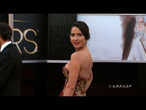 VIDEO : Olivia Munn has a hard time staying serious on set