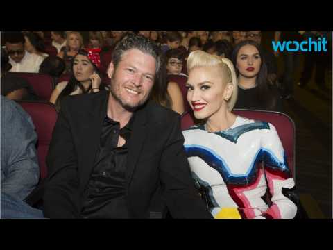 VIDEO : Blake Shelton Gives Gwen Stefani Standing Ovation At Awards Show