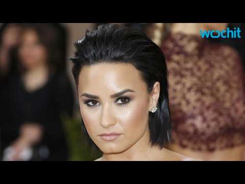 VIDEO : Demi Lovato Shines Bright, Literally at First Met Gala