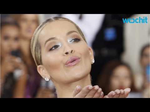 VIDEO : Rita Ora Soaring in Feathers at 2016 Met Gala