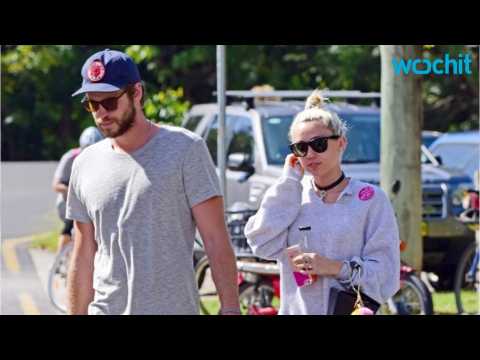 VIDEO : Please Enjoy These Photos of Miley Cyrus and Liam Hemsworth in Australia