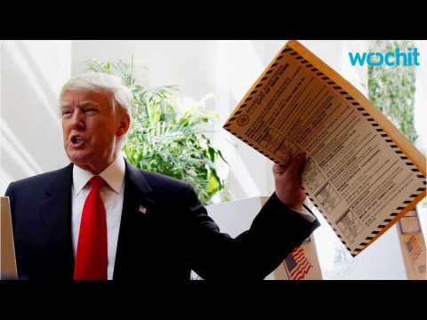 VIDEO : Donald Trump Votes For Himself in New York Primary