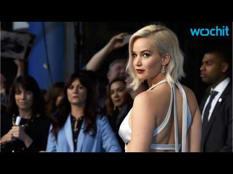 VIDEO : Jennifer Lawrence Unexpectedly Punches Sophie Turner In The Vagina