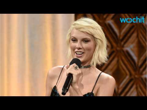 VIDEO : Taylor Swift Receives 'Taylor Swift Award'