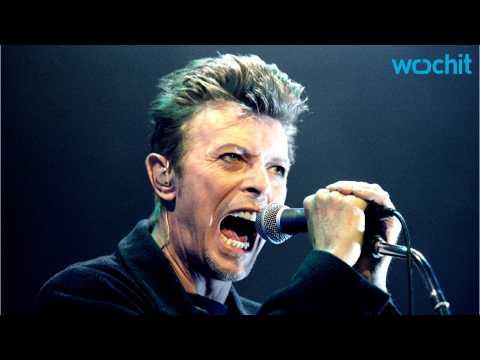 VIDEO : David Bowie Gets Plaque in his Berlin home
