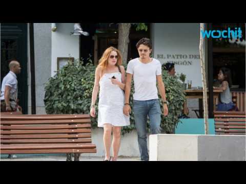 VIDEO : Lindsay Lohan flashes engagement ring on wrong hand