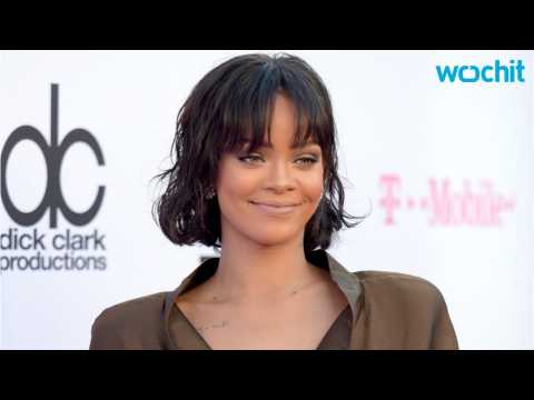 VIDEO : Drake Honors Rihanna With A Billboard