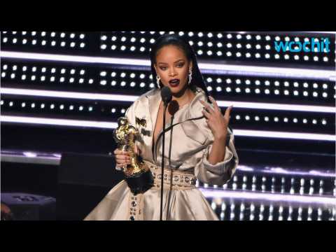 VIDEO : Rihanna Rocked The VMAs With Seductive Medleys