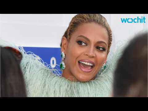 VIDEO : Beyonce, Rihanna Most Tweeted Celebs at MTV VMAs