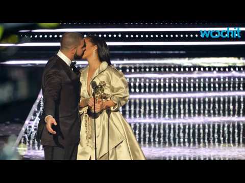 VIDEO : Rihanna and Drake May Be the Cutest Couple at the 2016 MTV VMAs