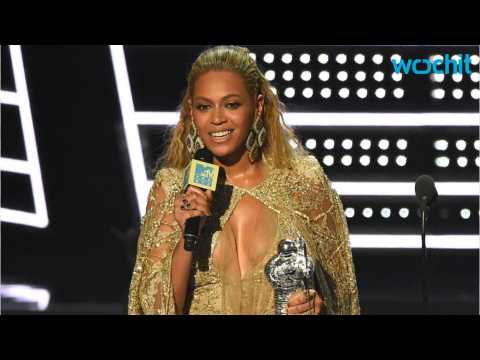 VIDEO : Beyonce And Rihanna Dominate The VMAs