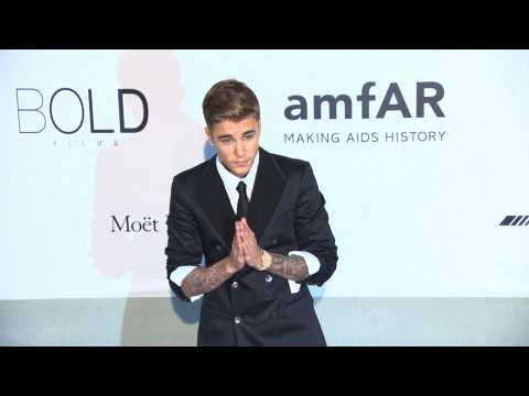 VIDEO : Justin Bieber stays silent as he reopens Instagram