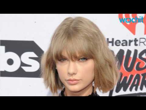 VIDEO : Taylor Swift Poses During Jury Duty