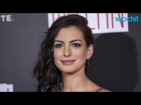 VIDEO : Anne Hathaway to Star in Adaptation of Jenny Mollen?s Novel ?Live Fast Die Hot?