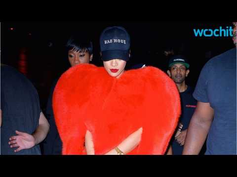 VIDEO : Rihanna Can Wear Basically Anything