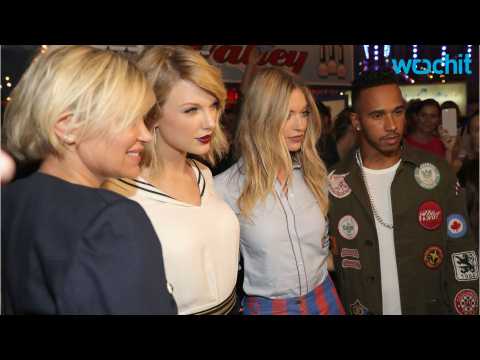 VIDEO : Taylor Swift Turns To Gal Squad For Support