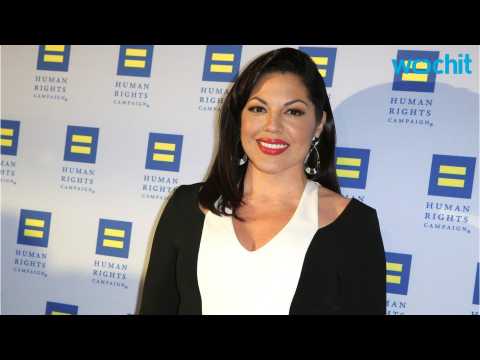 VIDEO : Actress Sara Ramirez Cuts All Her Hair Off For Amazing Reason