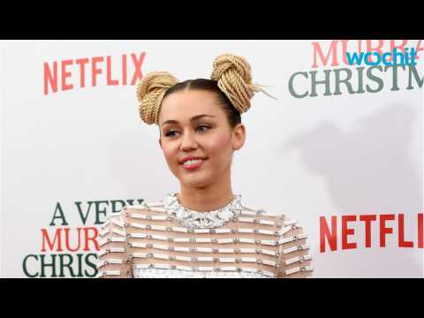 VIDEO : Miley Cyrus Standing By Red Carpet Ban