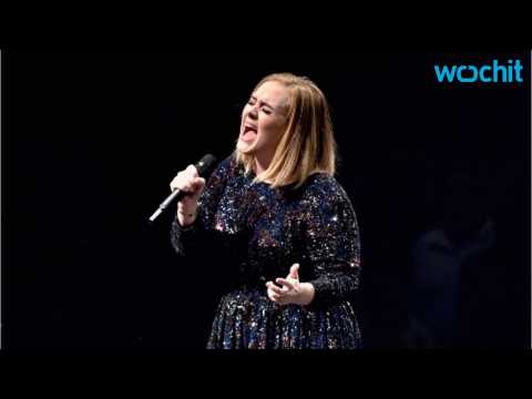 VIDEO : Adele Dedicates a Song to Amy Winehouse