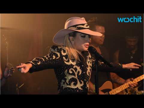 VIDEO : Lady Gaga Debuts Songs On Dive Bar Tour
