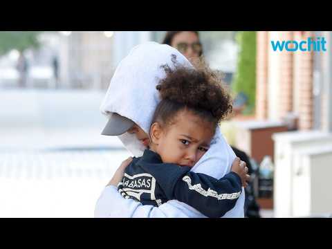 VIDEO : Kim Kardashian Leaves NYC With Family