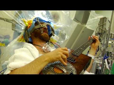 VIDEO : Brad Carter jouait de la guitare pendant son opration du cerveau
