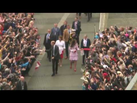 VIDEO : Crowds greet Prince William, Kate in Vancouver