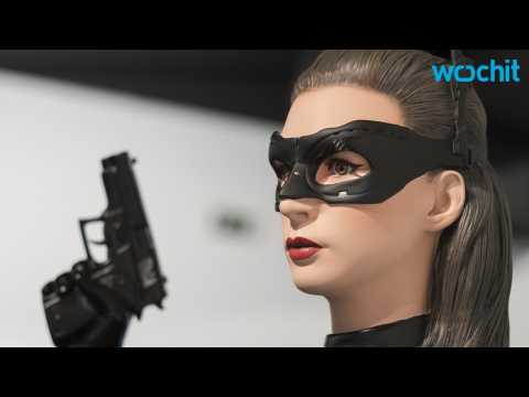 VIDEO : Anne Hathaway Loves Catwoman