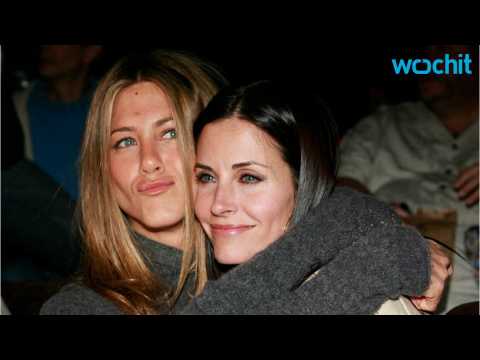 VIDEO : Courteney Cox Wants People To Leave Jennifer Aniston Alone