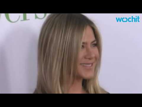 VIDEO : Jennifer Aniston Is Still Doing Her Thing