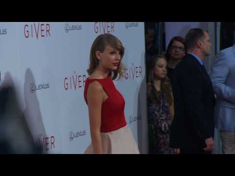 VIDEO : Is Taylor Swift pursuing Prince Harry romance?