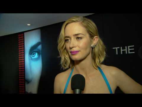VIDEO : A Stunning Emily Blunt At NYC 'The Girl On The Train' Premiere