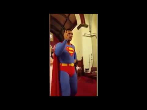 VIDEO : Il sauve le mariage en se dguisant en superhros...