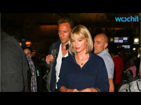 VIDEO : Taylor Swift, Tom Hiddleston Relax On The PDA