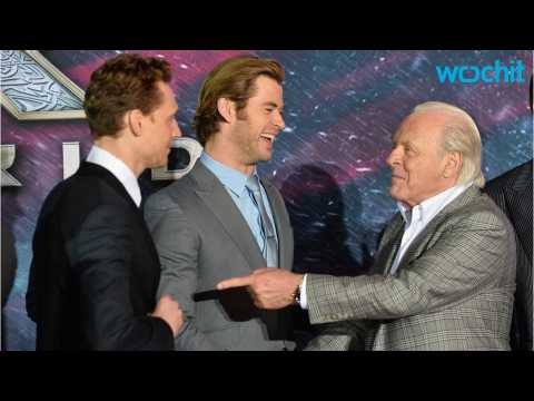 VIDEO : Tom Hiddleston And Chris Hemsworth Pose In Pictures