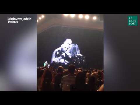VIDEO : En plein concert, Adele embrasse... un chien