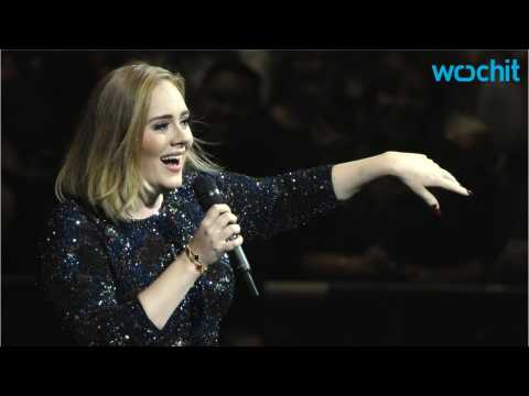 VIDEO : Adele Kissed Dog On Stage At Concert