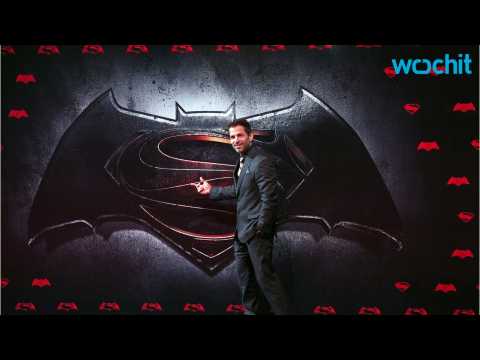 VIDEO : Zack Snyder Poses For Batman Day